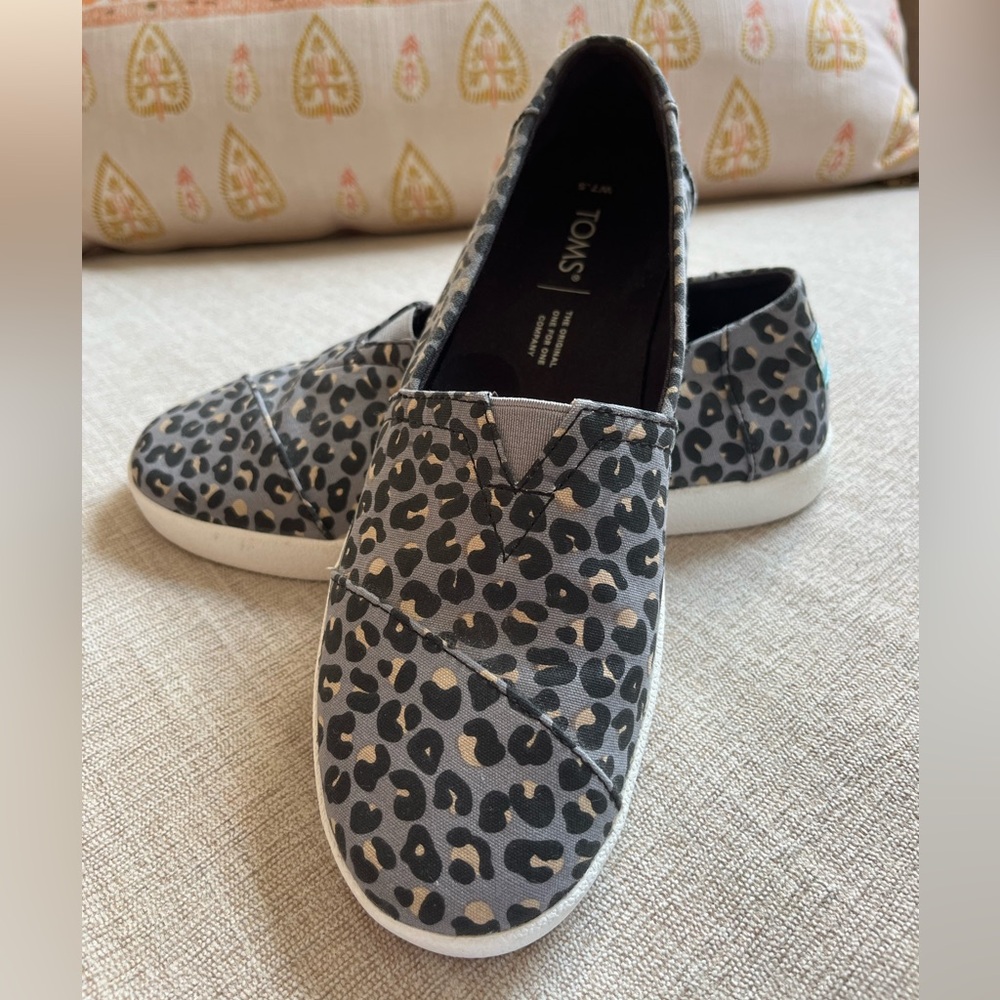 TOMS Avalon Blue Gray Cheetah Leopard Print Slip-Ons. Women’s Size 7.5.